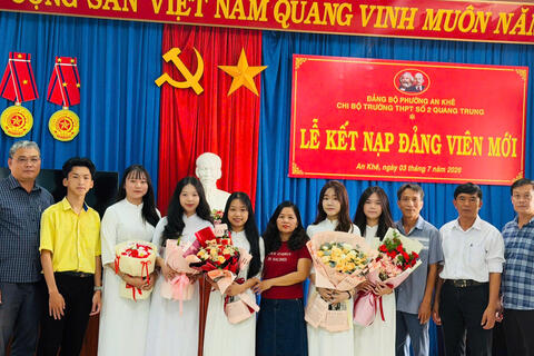 Trường THPT Số 2 Quang Trung Kết Nạp 6 Học Sinh Ưu Tú Vào Hàng Ngũ Của Đảng