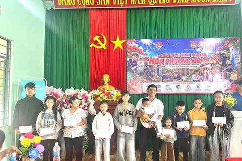 Ấm áp chiến dịch “Hoa Phượng Đỏ” năm 2026 do Đoàn trường THPT Số 2 Quang Trung tổ chức tại phường An Khê