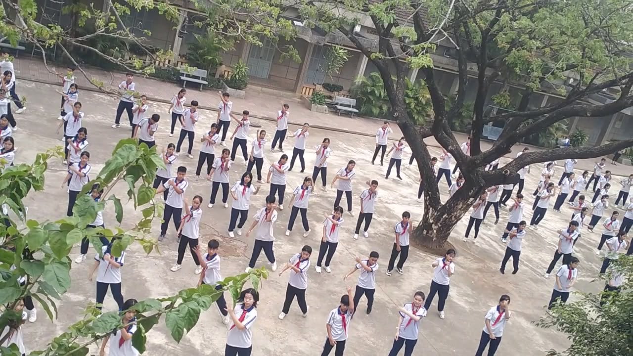 Đồng diễn "Khi nào mình lớn - Tiến bước dưới cờ đoàn"